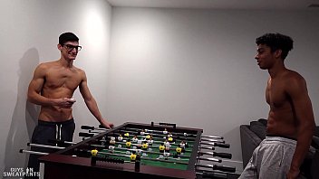 Stomend en geil interraciaal trio in homoseksuele studentenkamer boven tafelvoetbal