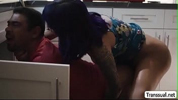 Geile tranny Alyssa Gomez neukt haar loodgieter bij verrassing
