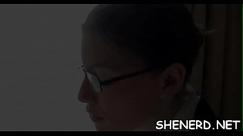 Nerdy meisje geeft orale seks