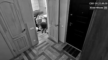 Echtgenoot betrapt vrouw met haar minnaar met zijn bewakings