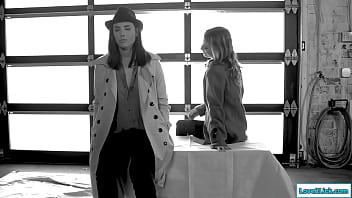 Lesbische seks tussen twee brunette en blonde detectives