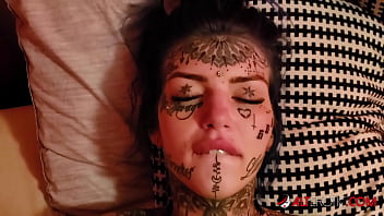 Volledig getatoeëerd meisje krijgt pik