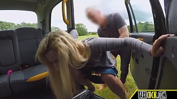 Blond student betrapt in taxi