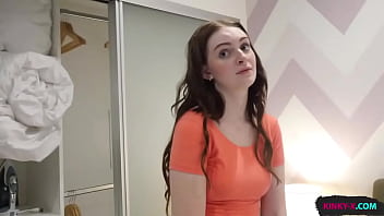 Mijn stiefzus zuigt en berijdt mijn grote romige lul terwijl mijn camera nog aan het opnemen is.
