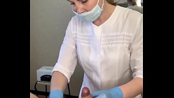 Man ondergaat een waxbehandeling en vult het meisje schaamteloos met melk