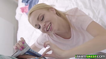 Blondine bliver ivrigt kneppet af en stor tyr.