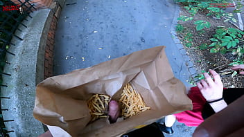 Offentligt dobbelt handjob i en pose chips