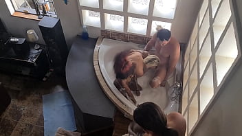Tre piger boblebad badekar en dreng orgie