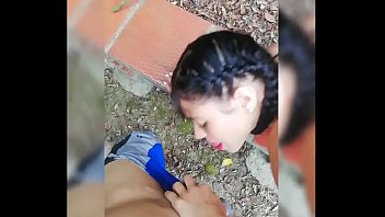Jonge jongen wordt in zijn kont geneukt
