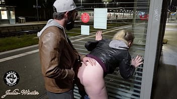 Twee Duitsers hebben seks op een treinstation