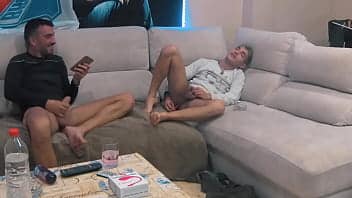 Een paar homoseksuele vrienden gebruiken seksspeeltjes.