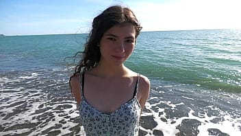 Babe wordt op het strand opgetild, gewoon voor de lol