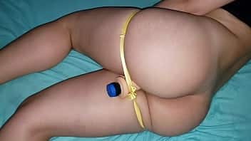 Mijn vrouw bevredigt zichzelf met een dildo, en ik straf haar daarvoor.