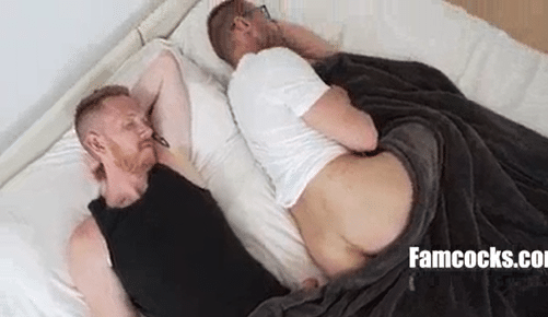 Homoseksuele driehoeksverhouding tussen stagiaires op kantoor