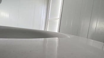 Een onbekend meisje masturbeert me in een openbaar toilet op het strand.